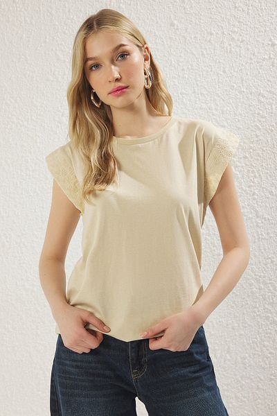 Trendyol Collection Basic-T-Shirt aus 100 % Baumwolle mit Rundhalsausschnitt – mit Steinbord-Ärmeln und detailliertem, wattiertem Look TWOSS20TS0021