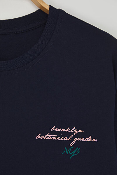 Trendyol Collection Темно-синя футболка великого розміру з квітковим принтом 100 бавовняна щільна тканина TMNSS25TS00069