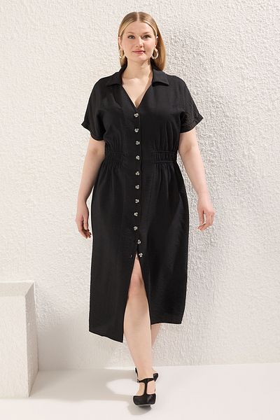 Trendyol Curve Schwarzes, geknöpftes, gewebtes Plus-Size-Kleid mit Hemdkragen und elastischem Bund TBBSS25AH00068