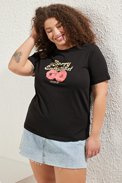 Trendyol Curve Velké černé tričko s třešňovým potiskem Regular Fit - Tbbss25Bf00017