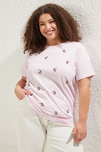 Trendyol Curve Różowa koszulka z haftem kwiatowym Boyfriend 100% bawełny dzianinowej w dużym rozmiarze Tbbss24Bf00029