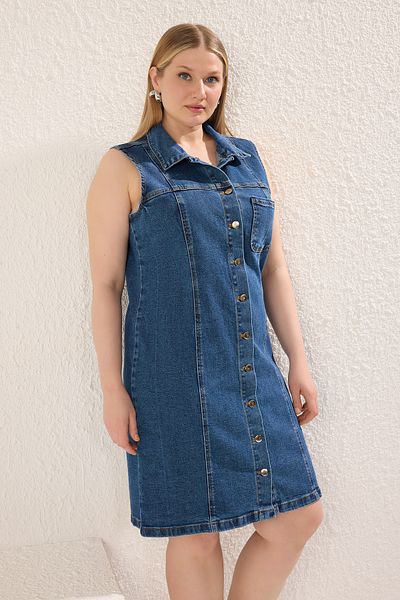 Trendyol Curve Комфортна дънкова синя рокля с яка и джоб на риза TBBSS25AH00088