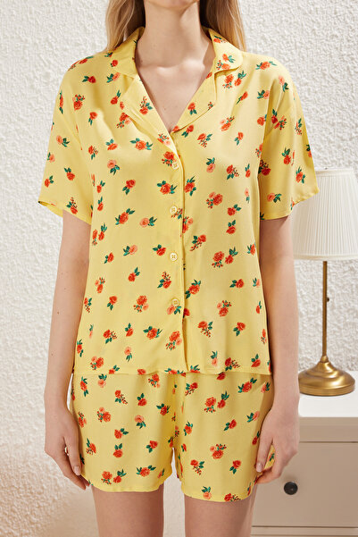 Trendyol Collection Gewebtes Pyjama-Set mit Viskose-Shorts mit gelbem Blumenschlitz THMSS25PT00243