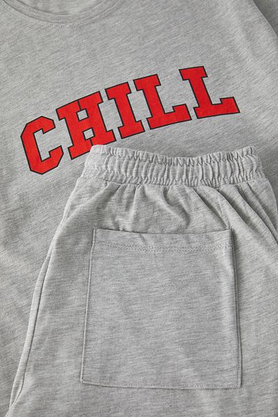 Trendyol Collection Graues Strick-Pyjama-Set mit normaler Passform und bedruckten Shorts TMNSS25PT00015