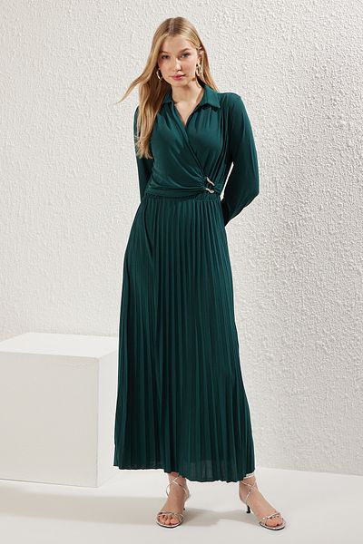 Trendyol Modest Smaragdgrünes Strickkleid mit zweireihigem Ausschnitt und plissiertem Accessoire-Detail TCTAW25EB00138