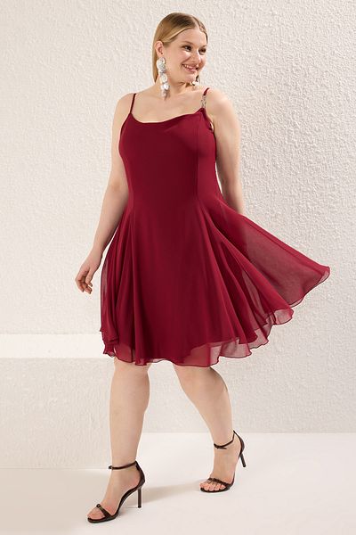 Trendyol Curve Burgunderfarbenes Chiffon-Accessoire-Träger-Mini-gewebtes Kleid in Übergröße TBBSS25AH00051