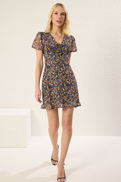 Trendyol Collection Mehrfarbiges, figurbetontes, figurbetontes Strickkleid mit Blumenmuster und Mini-Tüll mit Schnürdetail TWOSS25EL00243