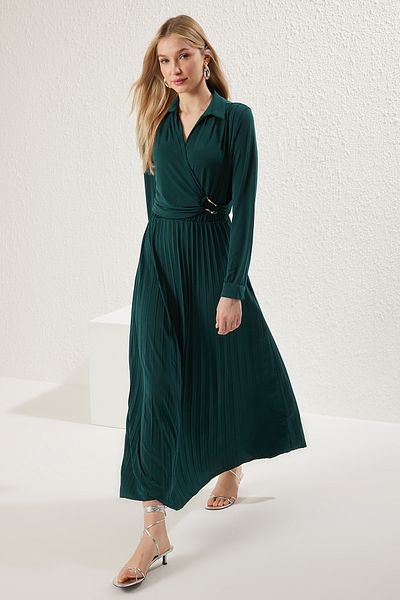 Trendyol Modest Smaragdgrünes Strickkleid mit zweireihigem Ausschnitt und plissiertem Accessoire-Detail TCTAW25EB00138