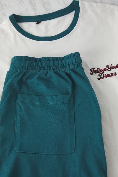 Trendyol Collection Σετ πιτζάμες πλεκτό σορτς με κανονική εφαρμογή εκρού σμαραγδί κέντημα - TMNSS25PT00026
