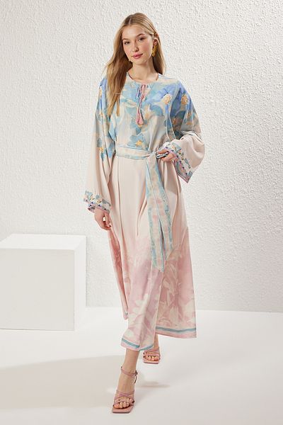 Trendyol Modest Gewebtes Kleid im Puderleinen-Look mit spanischen Ärmeln und Schärpenmuster TCTSS25EB00033