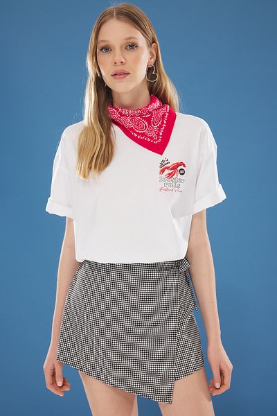 Trendyol Collection Λευκό βαμβακερό μπλουζάκι με στάμπα μεγάλου μεγέθους - TWOSS25TS00062