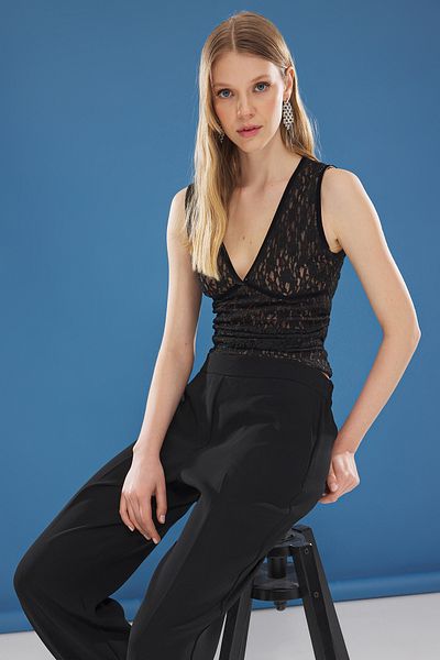 Trendyol Collection Schwarze Spitzenbluse mit flexiblem, kontrastierendem Futterdetail – körperbetont, TWOSS25BZ00233