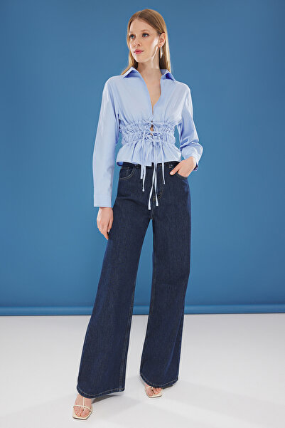 Trendyol Collection Světle modrá vypasovaná tkaná košile se stahovacím vázáním na prsou a pase Twoss25Go00031