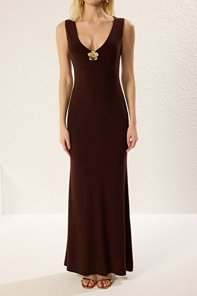 Trendyol Collection Hnědé stylové večerní šaty s výstřihem do V Detailní Maxi Stylové večerní šaty Noční šaty TPRSS25AE00073