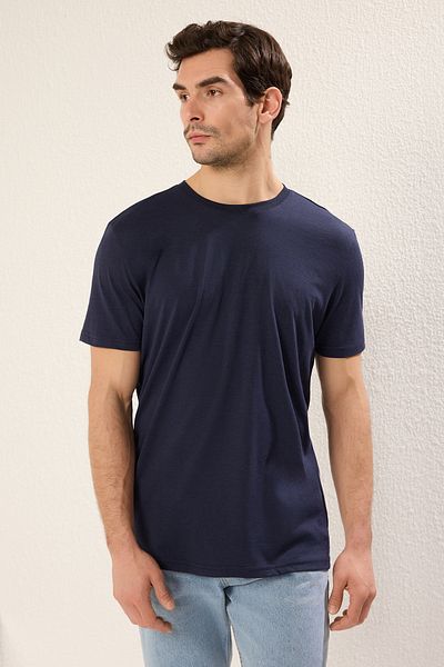Trendyol Collection Tmavě modré tričko s krátkým rukávem a výstřihem – Regular Fit TMNSS22TS0271