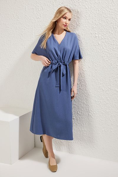 Trendyol Collection Marineblaues, gerades, elastisches Midi-Webkleid in A-Linie mit Schärpe TWOSS23EL01543