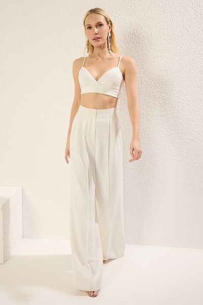 Trendyol Collection Weißes, gewebtes Crop-Bustier mit V-Ausschnitt TPRSS25BS00017