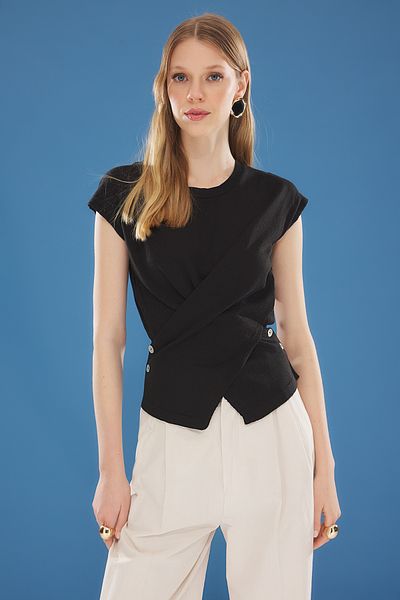 Trendyol Collection Czarna bawełniana bluzka w stylu T-shirtu TWOSS24BZ00266