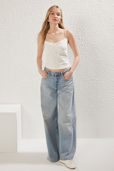 Trendyol Collection Πλεκτό εσώρουχο εκρού με λαιμόκοψη πισίνας - Πλισέ λεπτομέρεια, καθιστή στο σώμα TWOSS25BZ00026