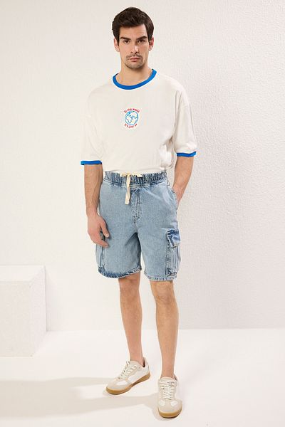 Trendyol Collection Blaue Denim-Jeansshorts und Bermudas mit normaler Passform und Cargotaschen TMNSS24SR00012