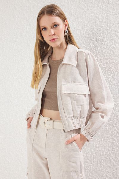 Trendyol Collection Beigefarbene, schmale Bomberjacke in Leinenoptik mit Reißverschluss und Kordelzug an der Taille TWOSS25CE00040