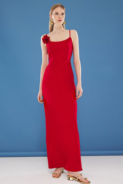 Trendyol Collection   Rotes A-Linien-Blumenapplikations-Ausschnitt, detailliertes, trägerloses Maxi-Abendkleid, Nachtkleid für den Abschluss, TPRSS25AE00077