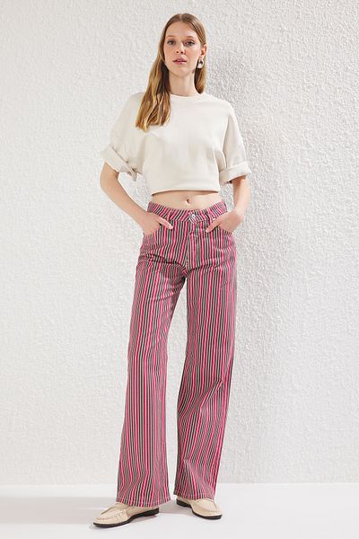 Trendyol Collection Mehrfarbige, gestreifte Jeans mit normaler Taille und weitem Bein TWOSS25JE00207
