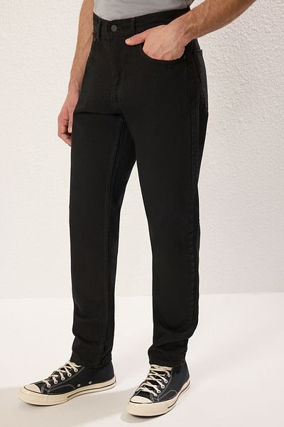 Trendyol Collection Schwarze Jeans-Jeans aus 100 % Baumwolle mit ätherischer Passform TMNAW23JE00104