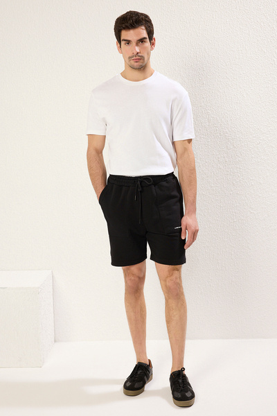 Kolekcia Trendyol Čierne šortky s textovou potlačou – bežný strih TMNSS24SR00056