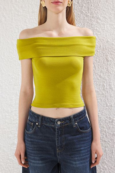 Trendyol Collection Ölgrüner Carmen-Ausschnitt – körperbetonte Strickbluse TWOSS25BZ00126