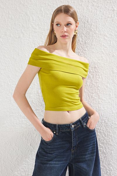 Trendyol Collection Ölgrüner Carmen-Ausschnitt – körperbetonte Strickbluse TWOSS25BZ00126