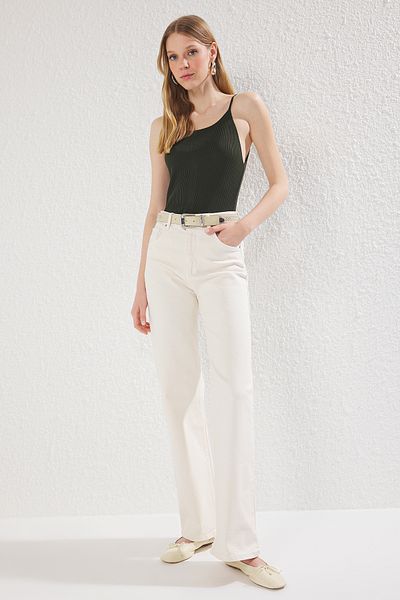 Trendyol Collection Ecrufarbene Jeans mit weitem Bein und hoher Taille – TWOAW25JE00309