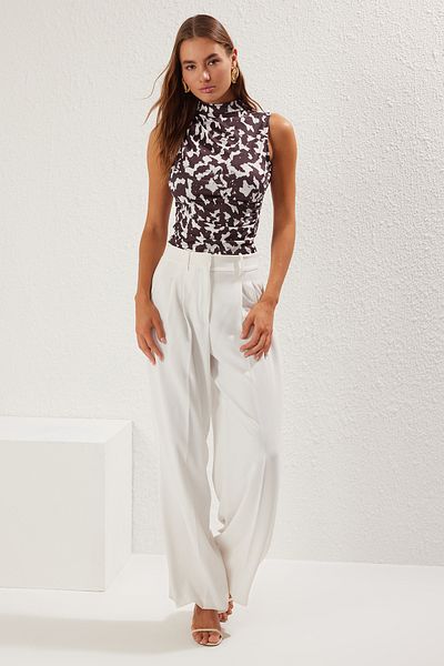 Trendyol Collection Mehrfarbig bedruckte Stretch-Strickbluse mit Nullärmeln und Kordelzug TWOSS24BZ00486