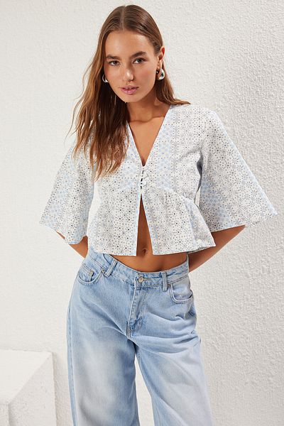 Trendyol Collection Blaues Webhemd mit Puff-Print-Technik, vorne gebundenes Webhemd mit Rüschen am Saum TWOSS25GO00086