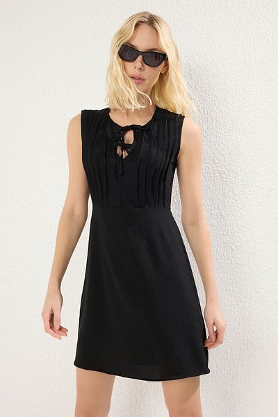 Trendyol Collection Μίνι φόρεμα με ραβδώσεις με λαιμόκοψη - Μαύρο ίσιο κόψιμο TWOSS25EL00122