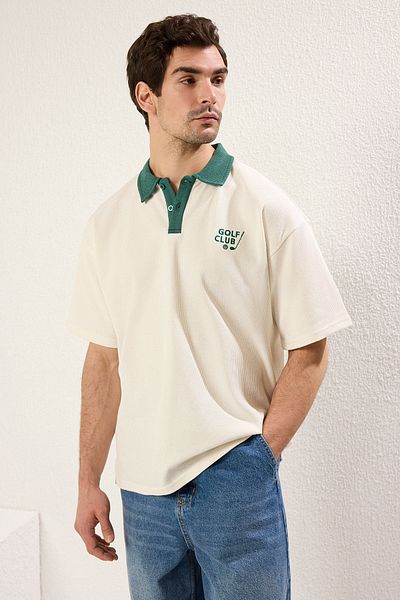 Trendyol Collection Ecrufarbenes, einfarbiges, gestricktes Polokragen-T-Shirt mit Polokragen TMNSS25PO00005