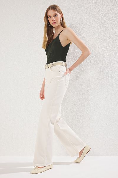 Trendyol Collection Ecrufarbene Jeans mit weitem Bein und hoher Taille – TWOAW25JE00309
