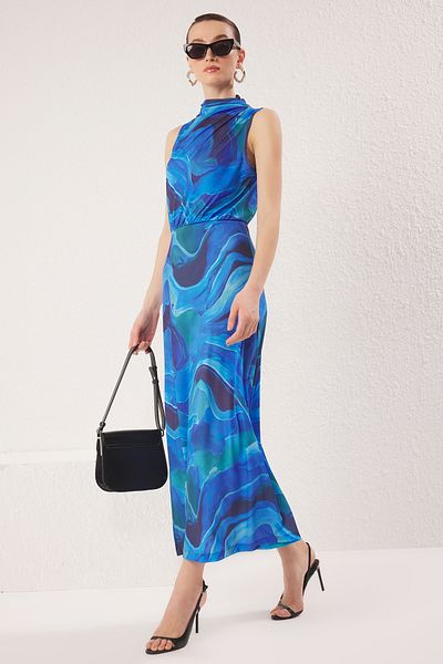 Trendyol Collection Modrý abstraktní tištěný stojáček s límečkem v pase Pružné maxi pletené šaty Twoss25El00381