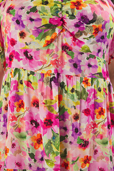 Trendyol Curve Vícebarevné růžové šaty s květinovým potiskem Tkané volánkové šaty TBBSS22EL1600