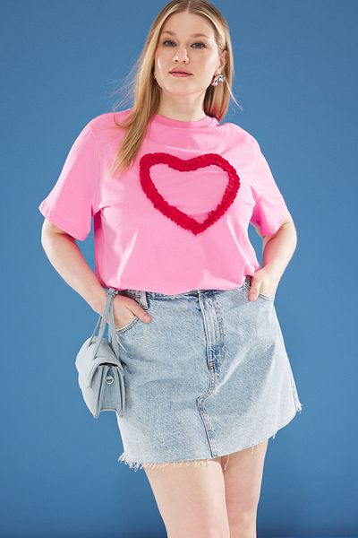 Trendyol Curve Koszulka w dużym rozmiarze w kolorze różowym o kroju Boyfriend Fit - falbany i detale w kształcie serca Tbbss25Bf00022