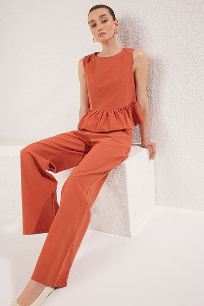 Trendyol Collection Ziegelfarbenes Rüschenblusen- und Hosen-Set mit Rundhalsausschnitt – TWOSS25AU00081