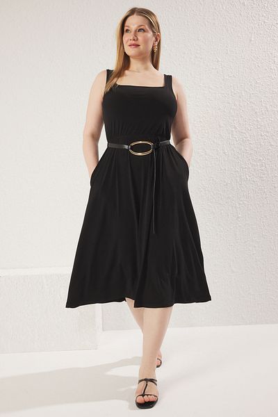 Trendyol Curve Schwarzes Sandy-Strickkleid in Übergröße