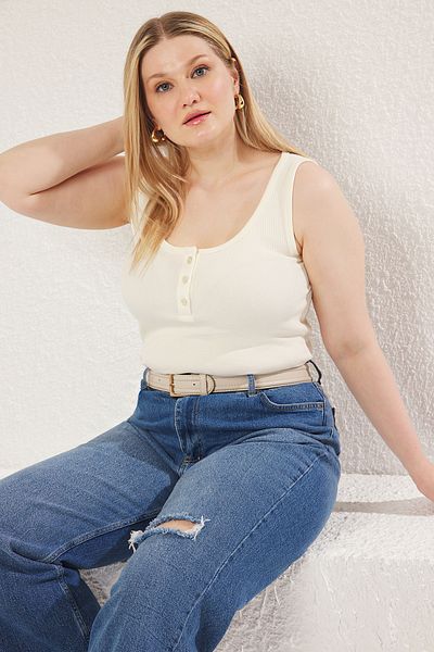 Trendyol Curve Gerippte Strickunterhemden in Übergröße – Ecru-Poolkragen mit Knopfdetail TBBSS25CV00005