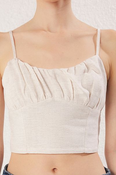 Trendyol Collection Λευκή μπλούζα crop top με λεπτές τιράντες από λινό.