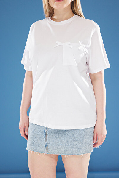 Trendyol Curve Λευκό μπλουζάκι μεγάλου μεγέθους - Χαλαρή εφαρμογή με τσέπες και λεπτομέρεια φιόγκου TBBSS25BF00030