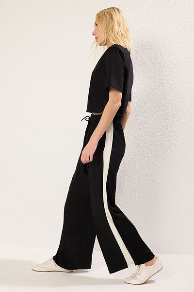 Trendyol Collection Schwarze, farbblockierende, gerade, dehnbare Strickhose TWOSS25PL00071
