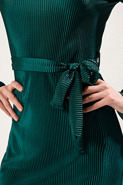 Trendyol Collection Smaragdově zelená Premium plisovaná tkanina Detail rukávu A-Line Midi Pletené šaty Twoaw24El00125