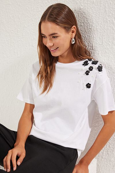Trendyol Collection Weißes, übergroßes/breites, detailliertes Strick-T-Shirt TWOSS25TS00030