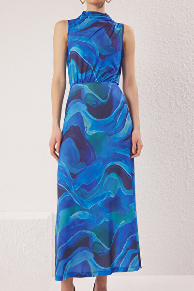 Trendyol Collection Modrý abstraktní tištěný stojáček s límečkem v pase Pružné maxi pletené šaty Twoss25El00381