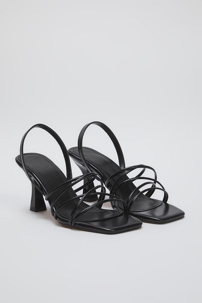 TRENDYOL SHOES Schwarze Damen-Sandalen mit Knöchelriemen und dünnem Absatz und quadratischer Zehenpartie TAKSS25TO00003